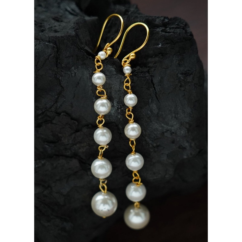 A Stunning Earrings In The Matt Gold Finish With Intricate Handcrafted Detailing - JD986593098