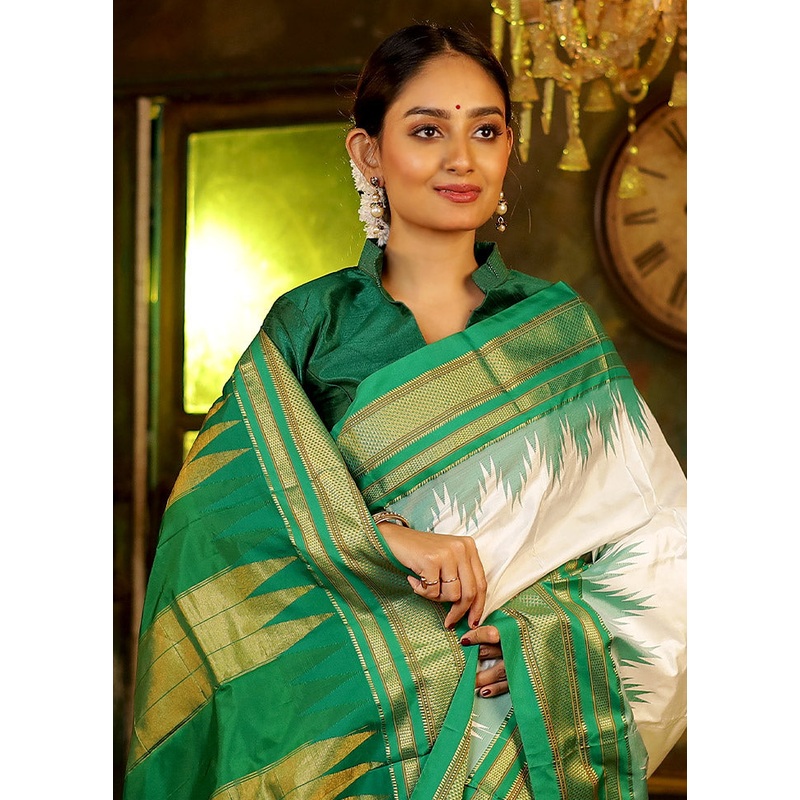 White Kanjivaram Pure Silk Saree With Blouse Piece - JD986588790